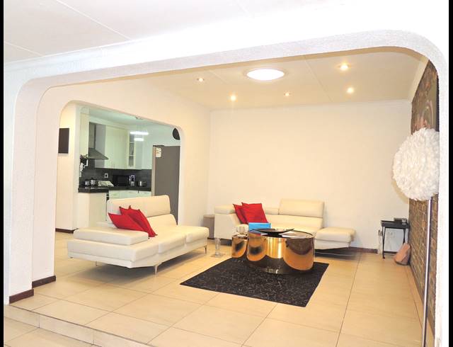 4 BEDROOM HOUSE FOR SALE IN STRUBENSVALLEI